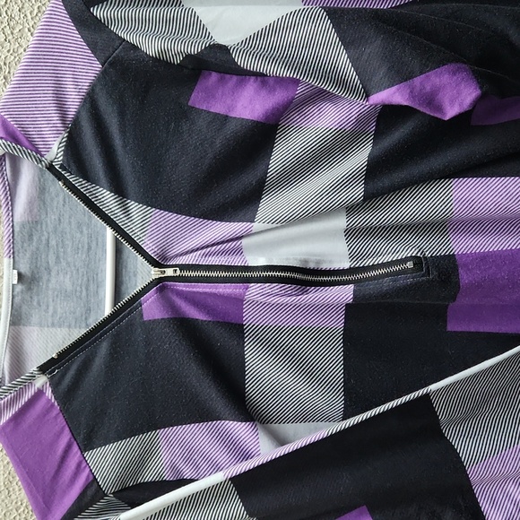 🔴 3 for $12 No brand, long sleeve, plaid zip up top - Picture 2 of 4